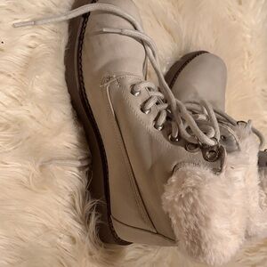 Esprit Off-White Fur-Lined Winter Boots